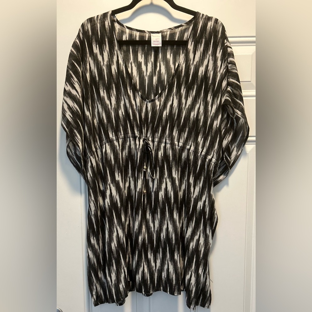 Black and White Patterned Women's beach cover up